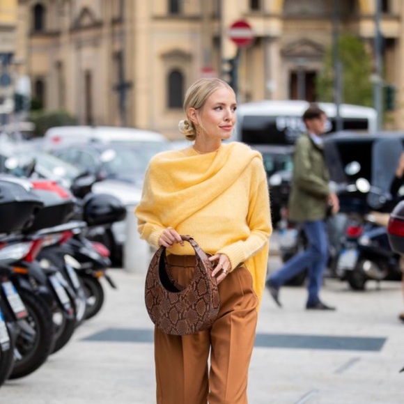 STAUD Crescent Moon Bag in Black. 100% leather. Excellent condition, barely used - Picture 9 of 10